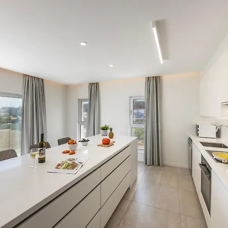 Emerald Bay Sea-front Penthouse דירה