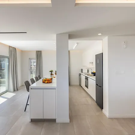 Emerald Bay Sea-front Penthouse דירה *