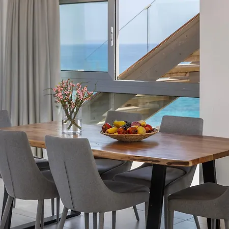 Emerald Bay Sea-front Penthouse דירה