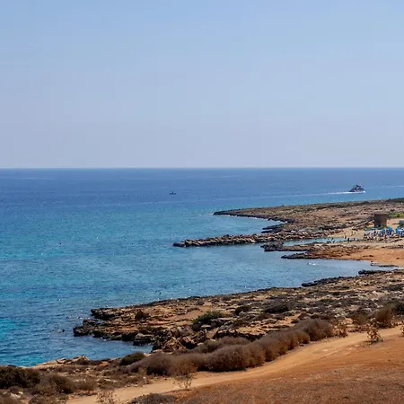 Emerald Bay Sea-front Penthouse דירה *