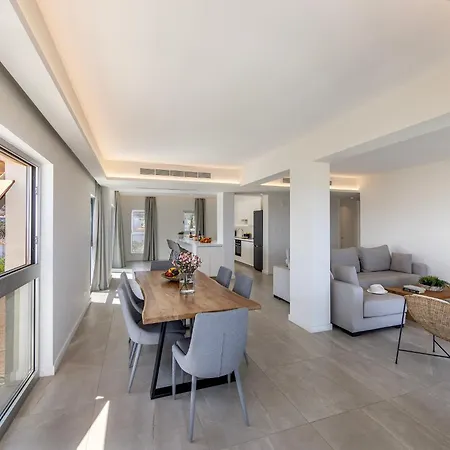 Emerald Bay Sea-front Penthouse דירה