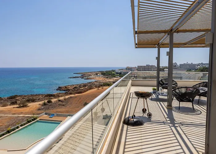 Emerald Bay Sea-front Penthouse Appartamento Protaras
