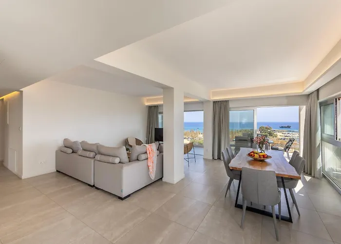 Emerald Bay Sea-front Penthouse Appartamento Protaras