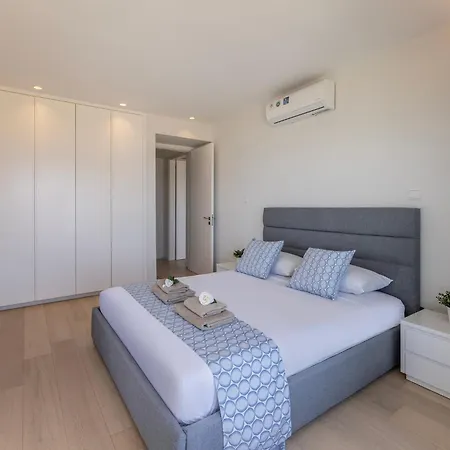 Emerald Bay Sea-front Penthouse *