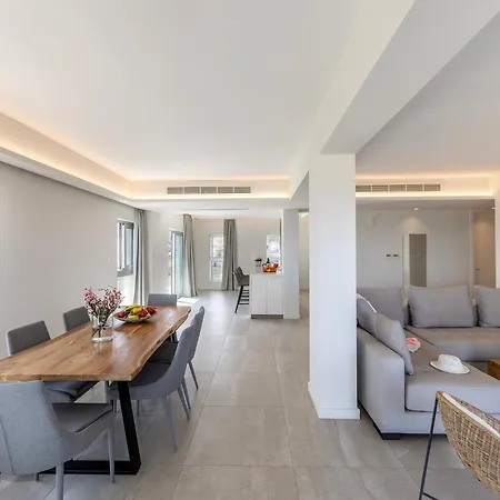 Emerald Bay Sea-front Penthouse