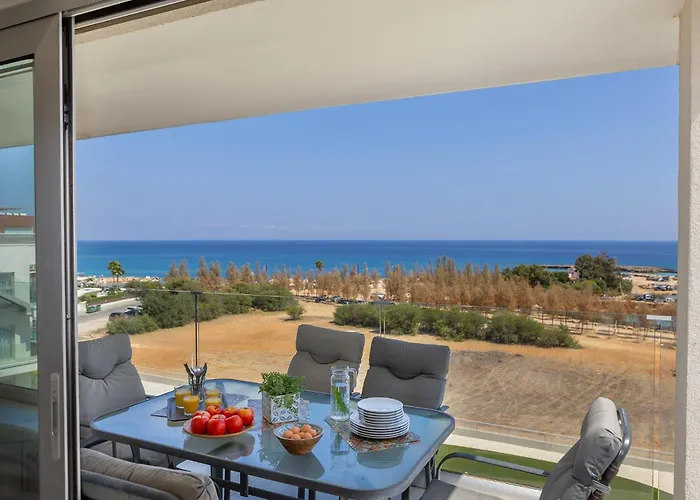 Апартаменты Emerald Bay Sea-front Penthouse *
