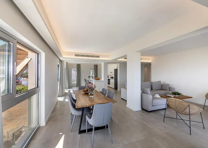 Emerald Bay Sea-front Penthouse Apartmán