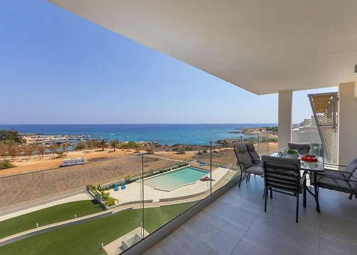 Апартаменты Emerald Bay Sea-front Penthouse *