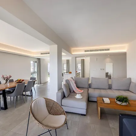 Emerald Bay Sea-front Penthouse *