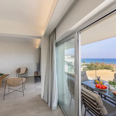 Emerald Bay Sea-front Penthouse Apartament *